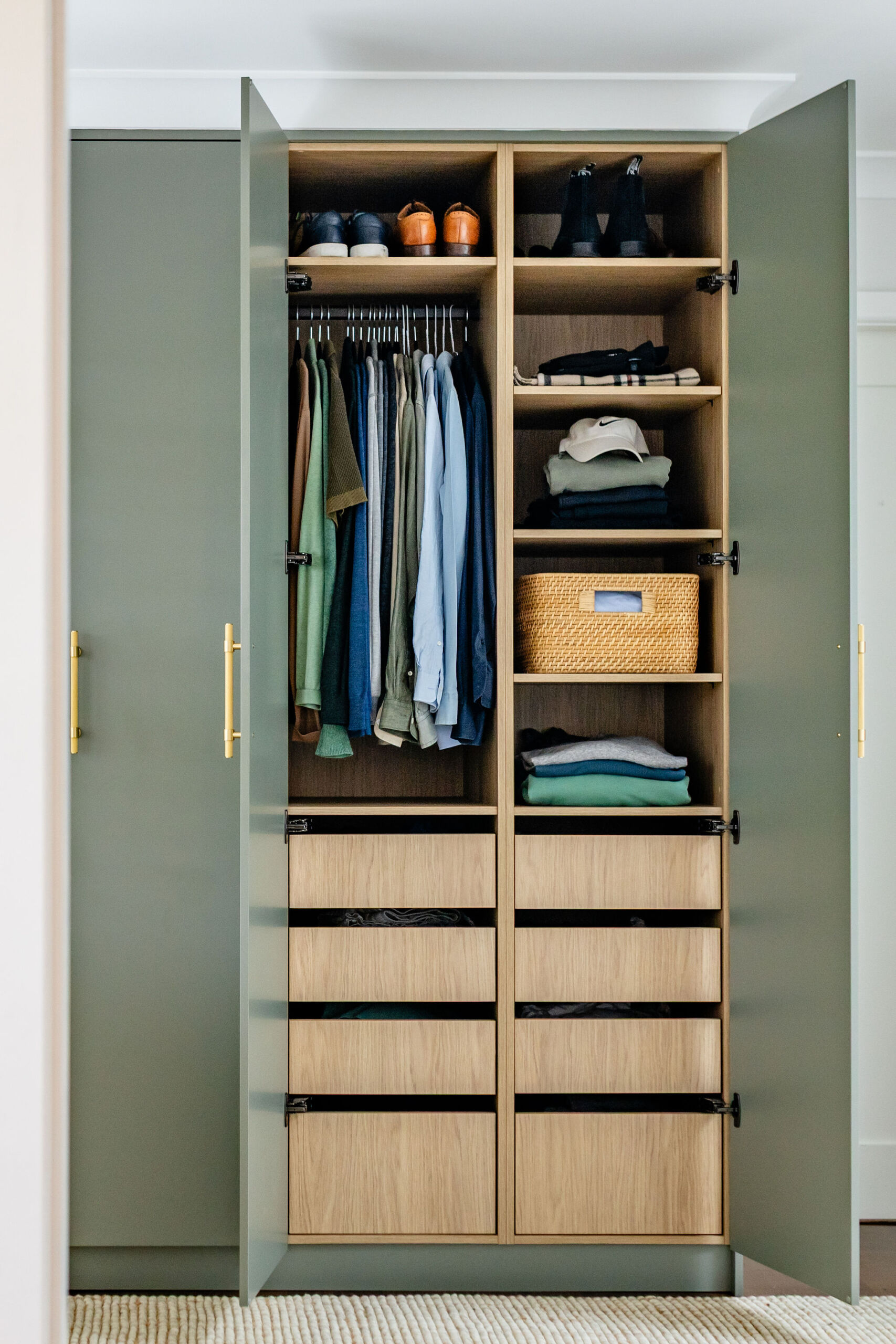 097A1311 Green wardrobe with timber look interiors