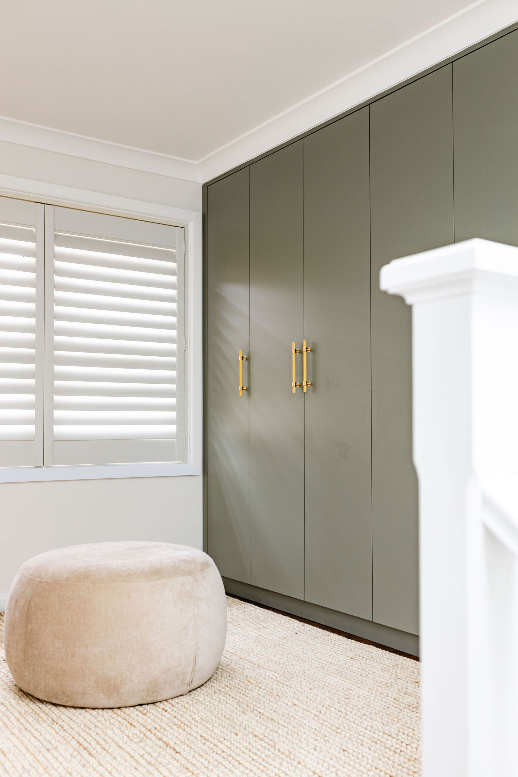 097A1459 Green wardrobe with gold handles