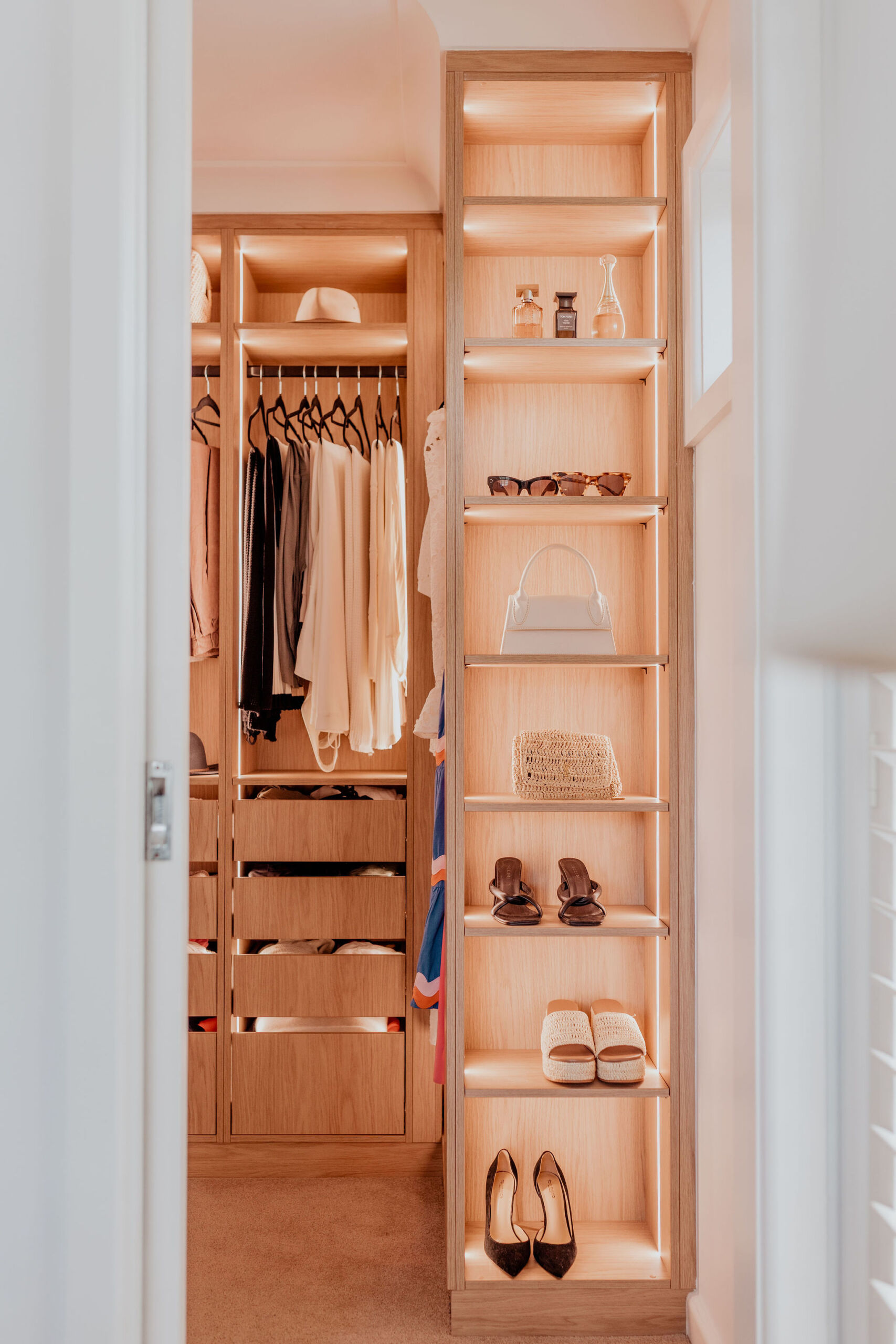 097A2317 Walk in wardrobe with open shelves for shoes, accessories and handbags.