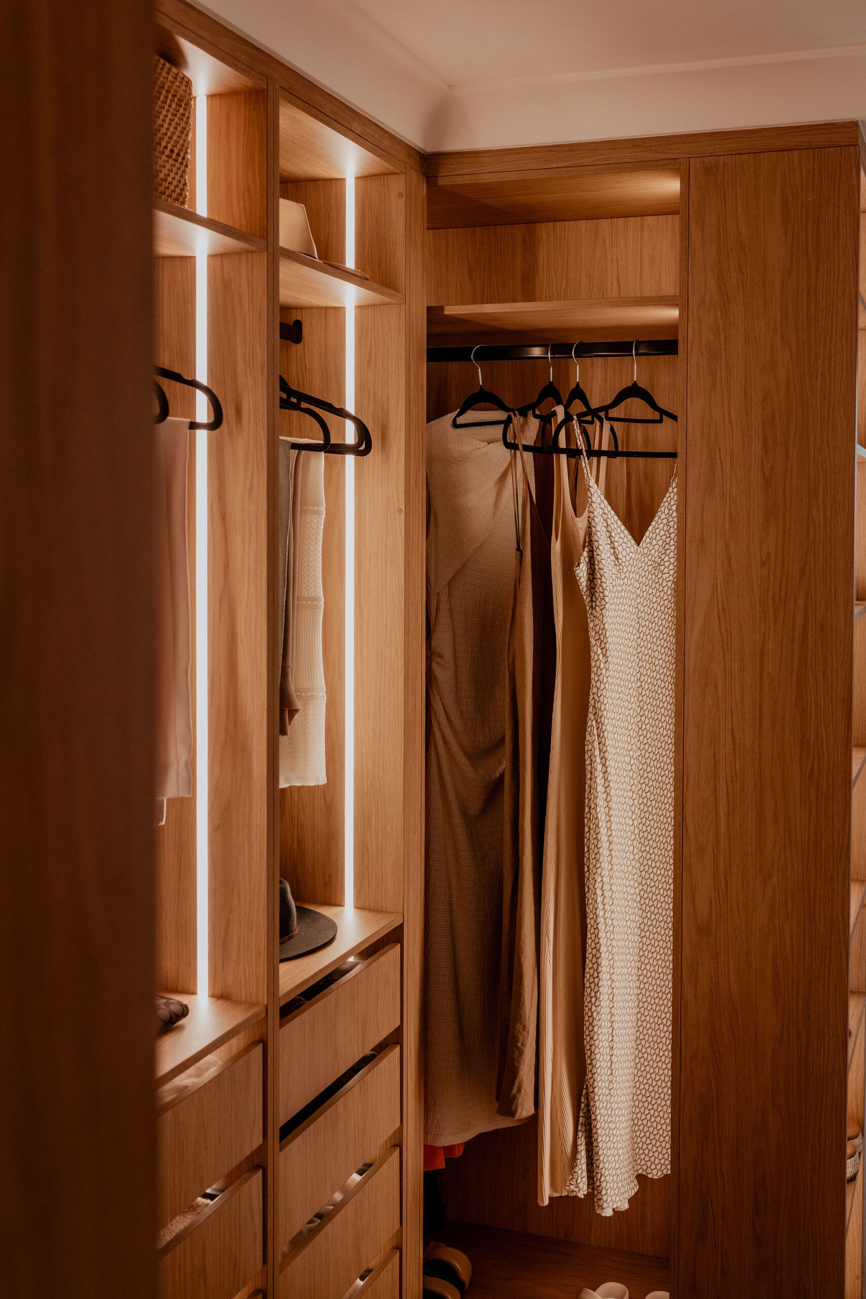 097A2569 Hanging rails for dresses, shirts and trousers.